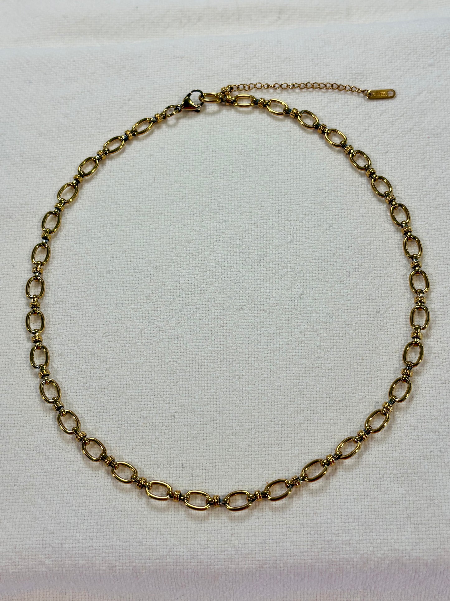 Iris Oval Chain